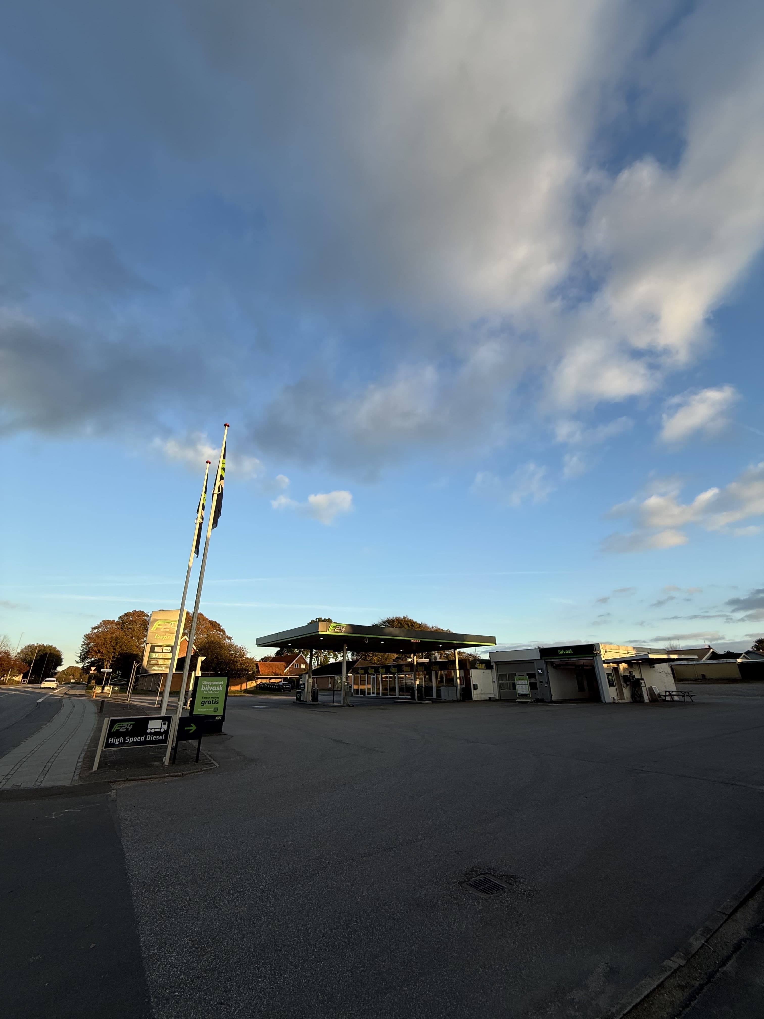 F24 skilt og indkørsel ved hovedvej