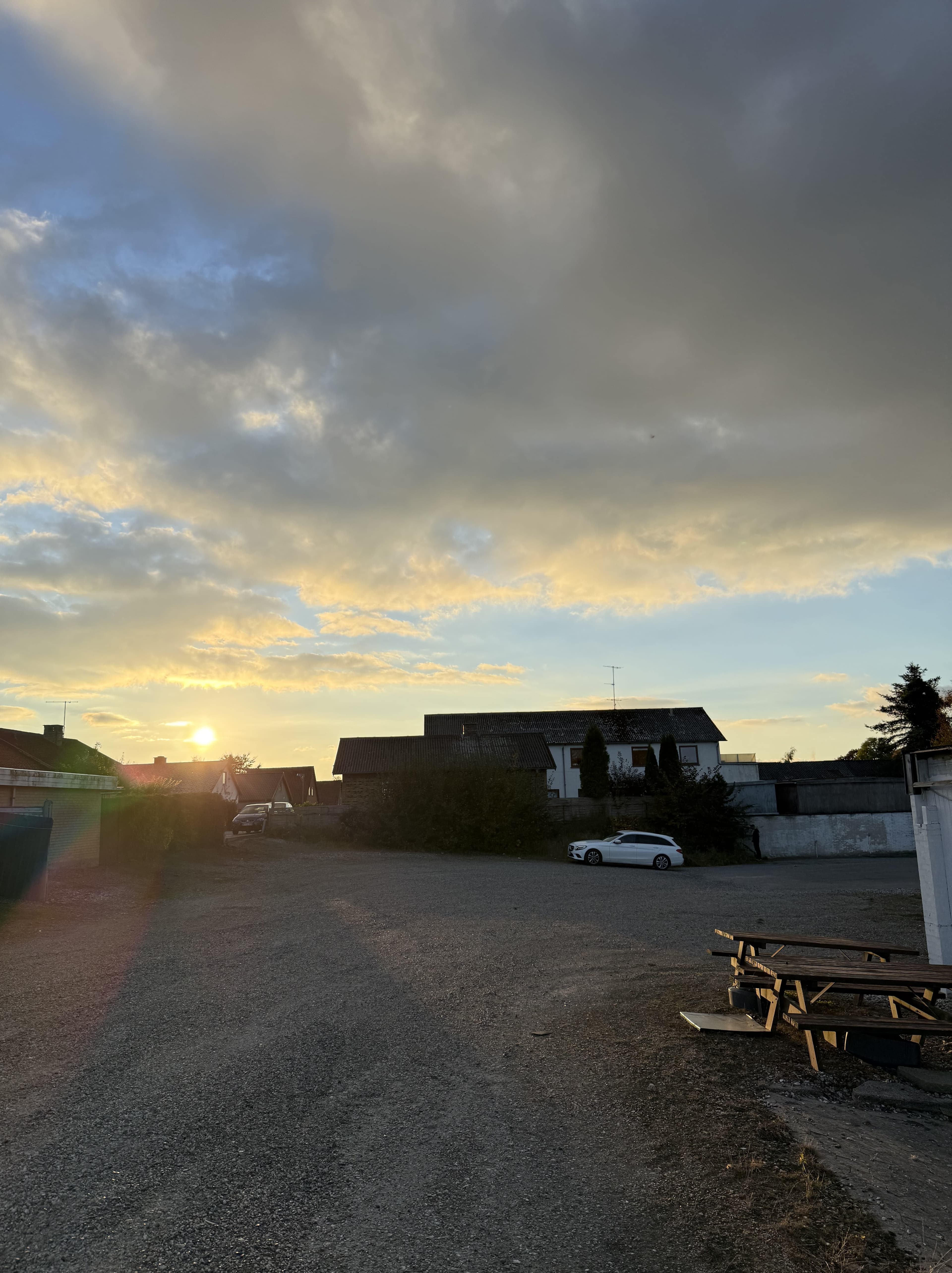 Bagsiden af ejendommen med indgange