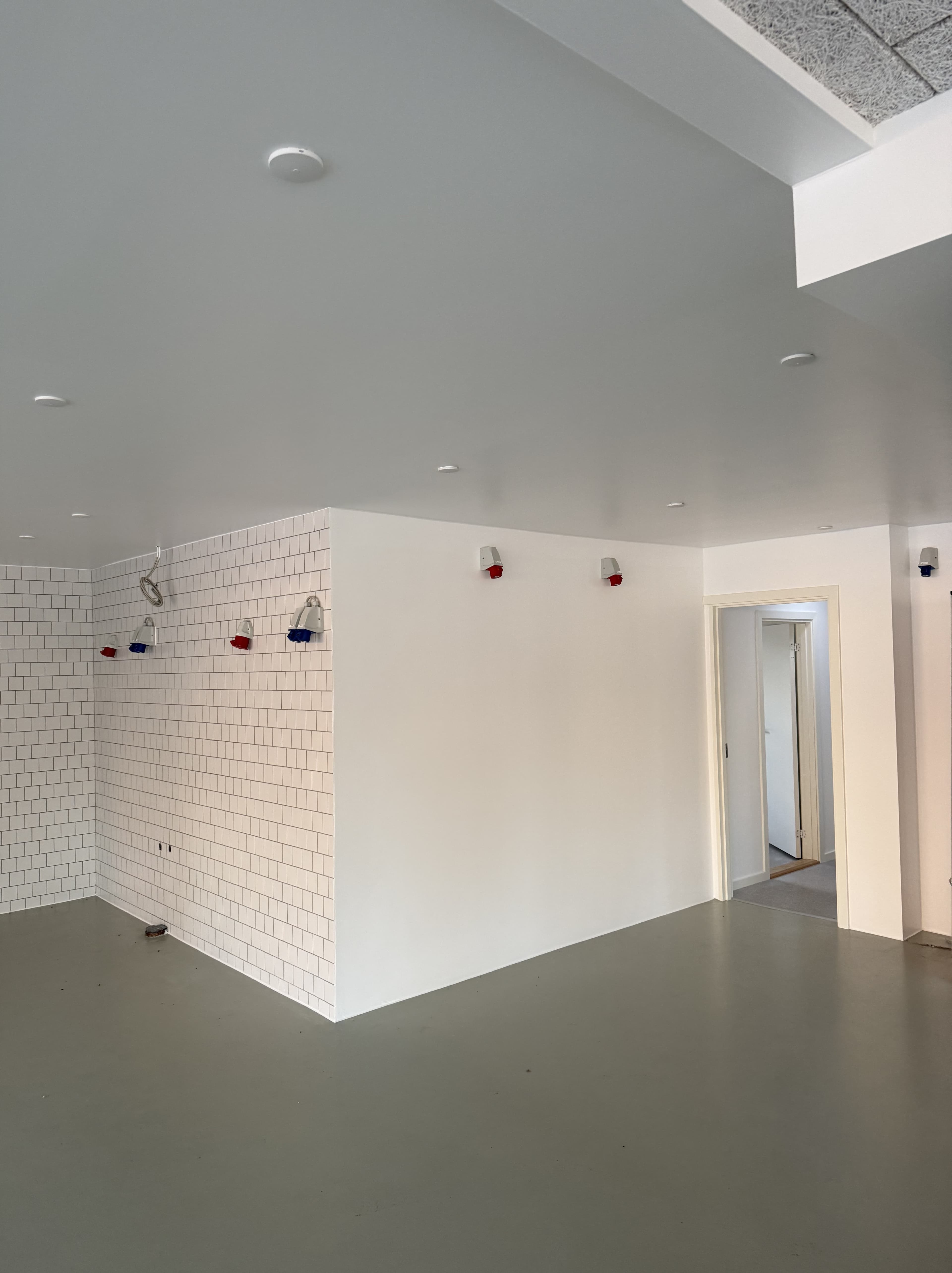 Butikkens salgslokale med diske og udstyr