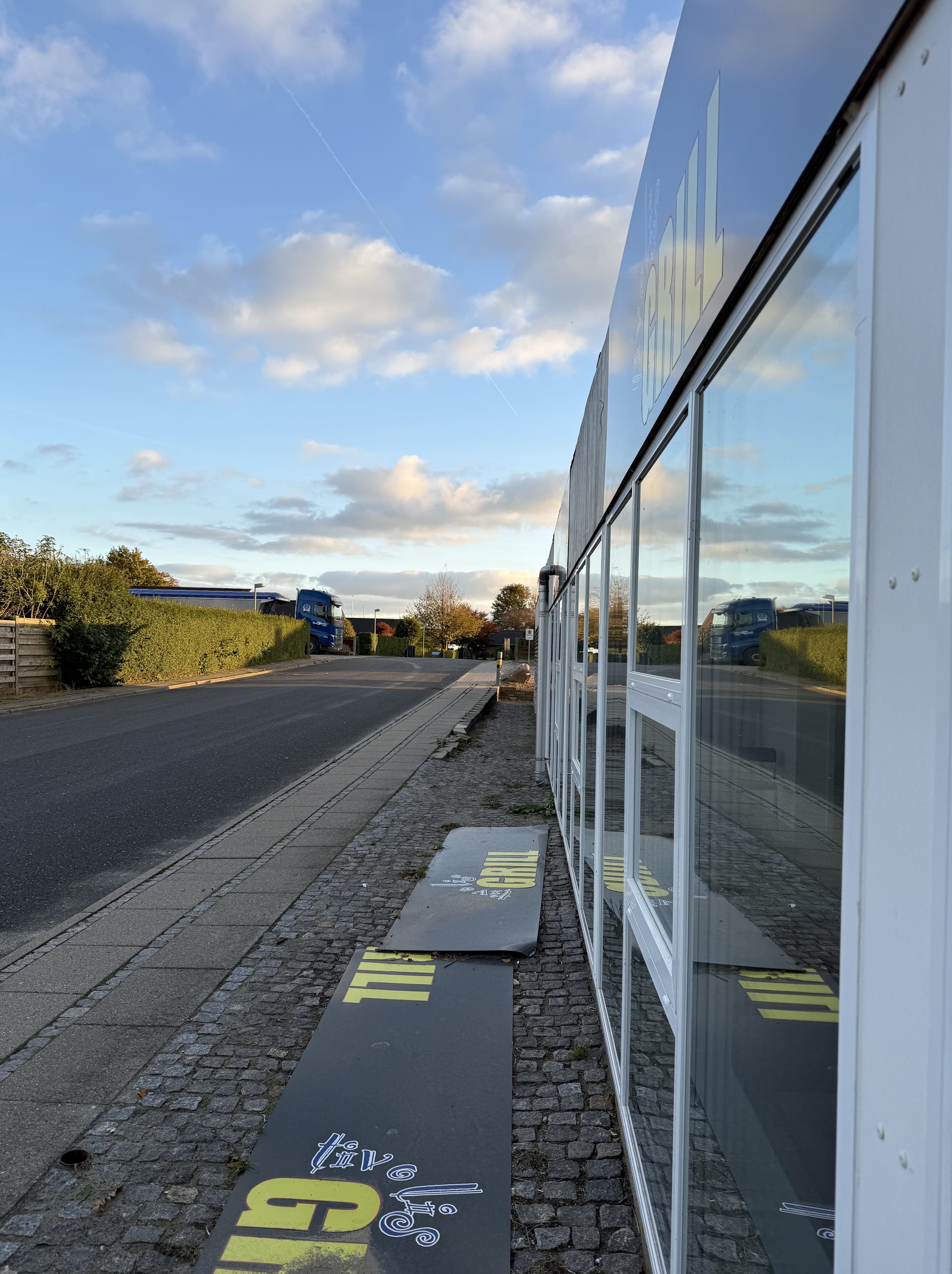 Drive-in rute rundt om bygningen