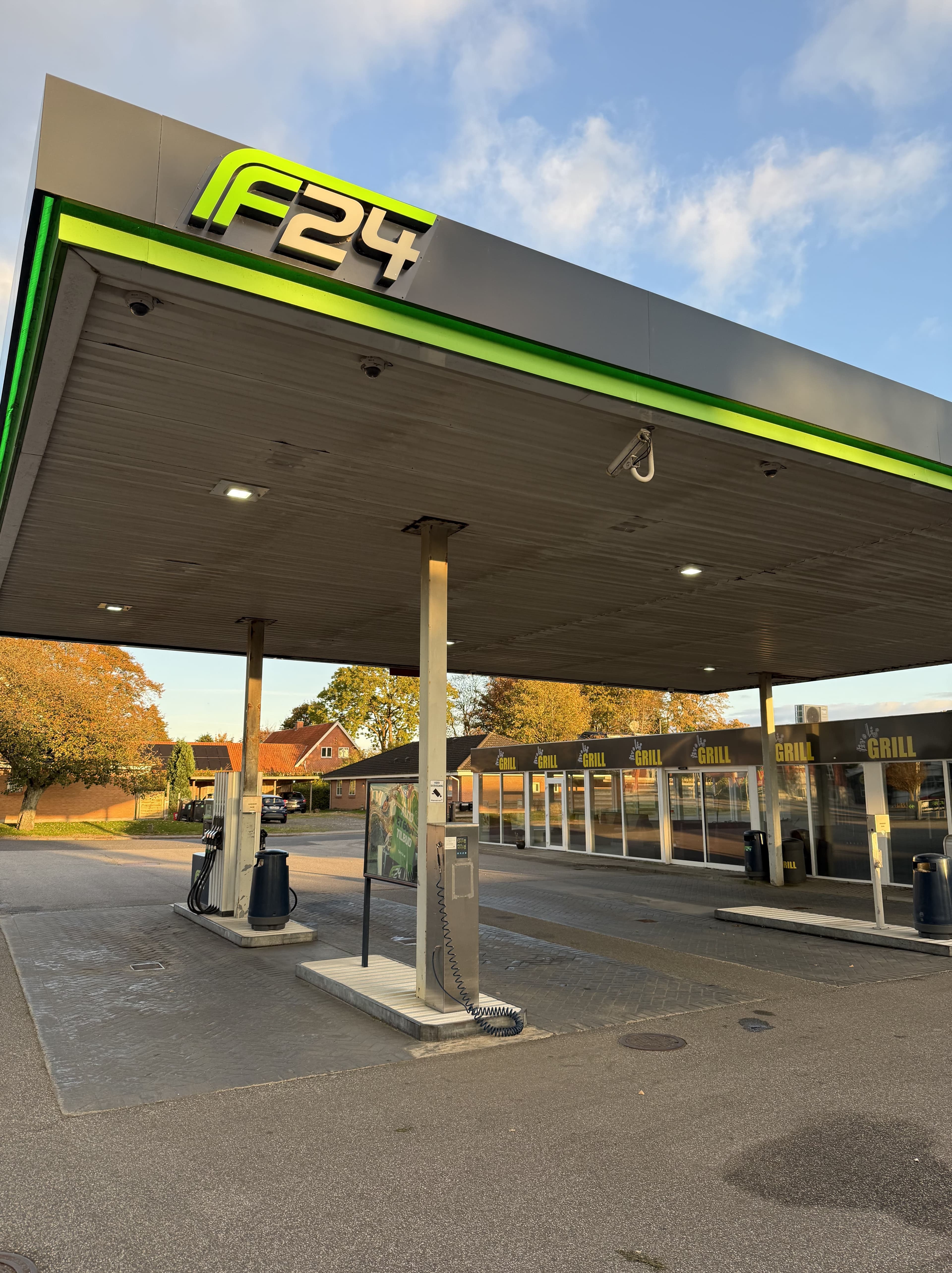 Tankstationens indkørsel med brændstofpumper