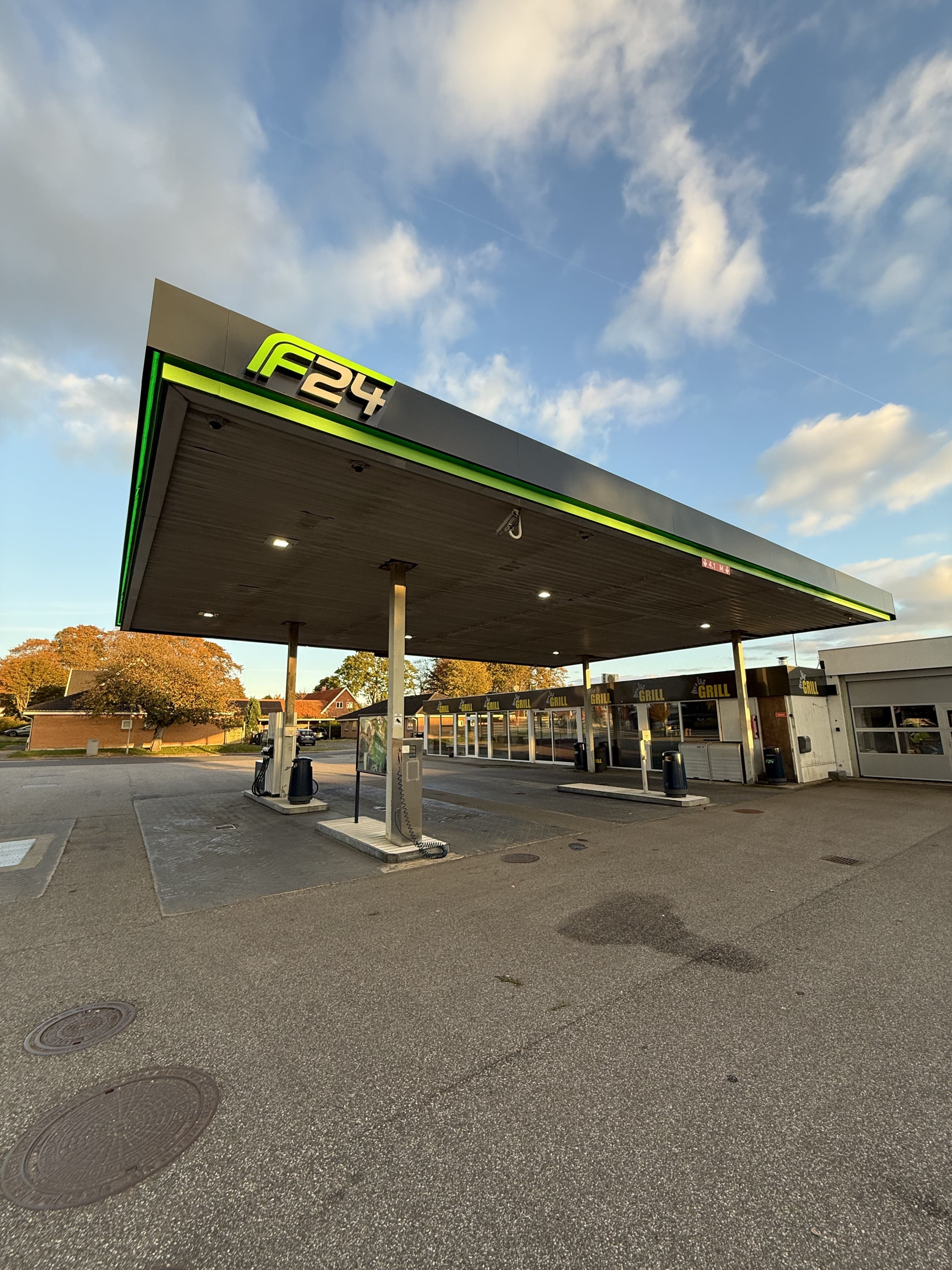 F24 station i vidvinkel