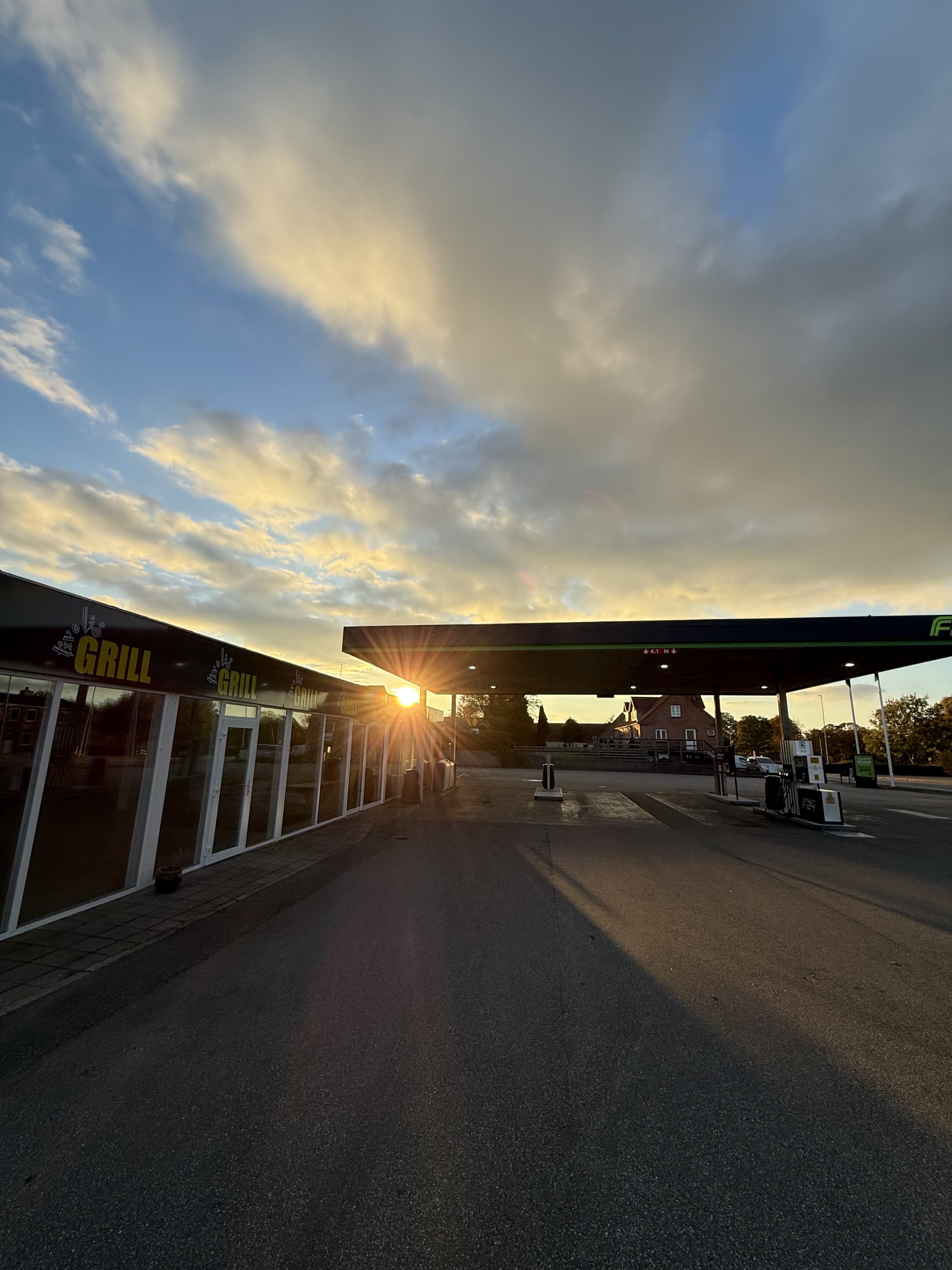 Oversigtsfoto af tankstationen set fra vejen