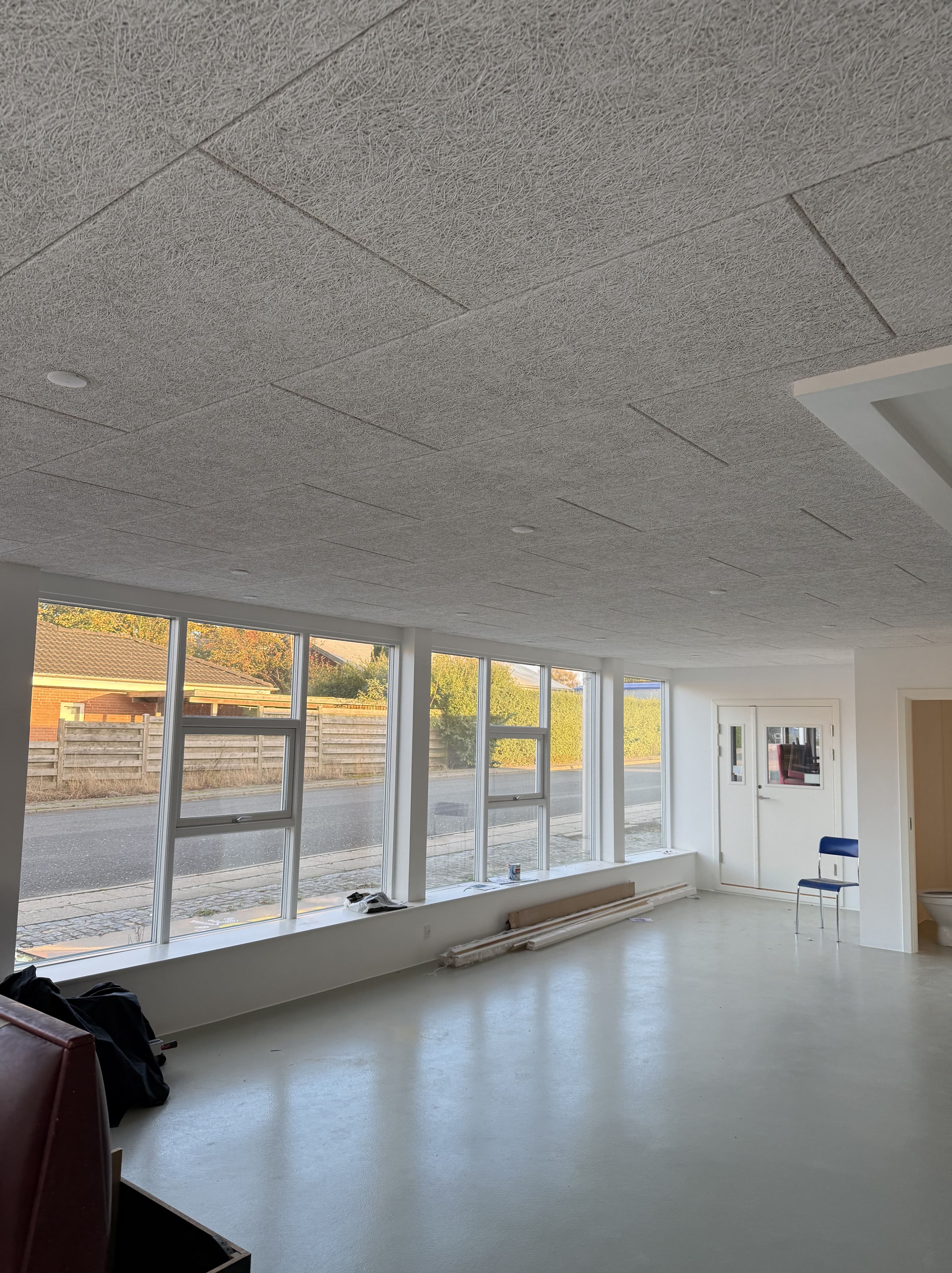 Indgang til grill og butik indefra