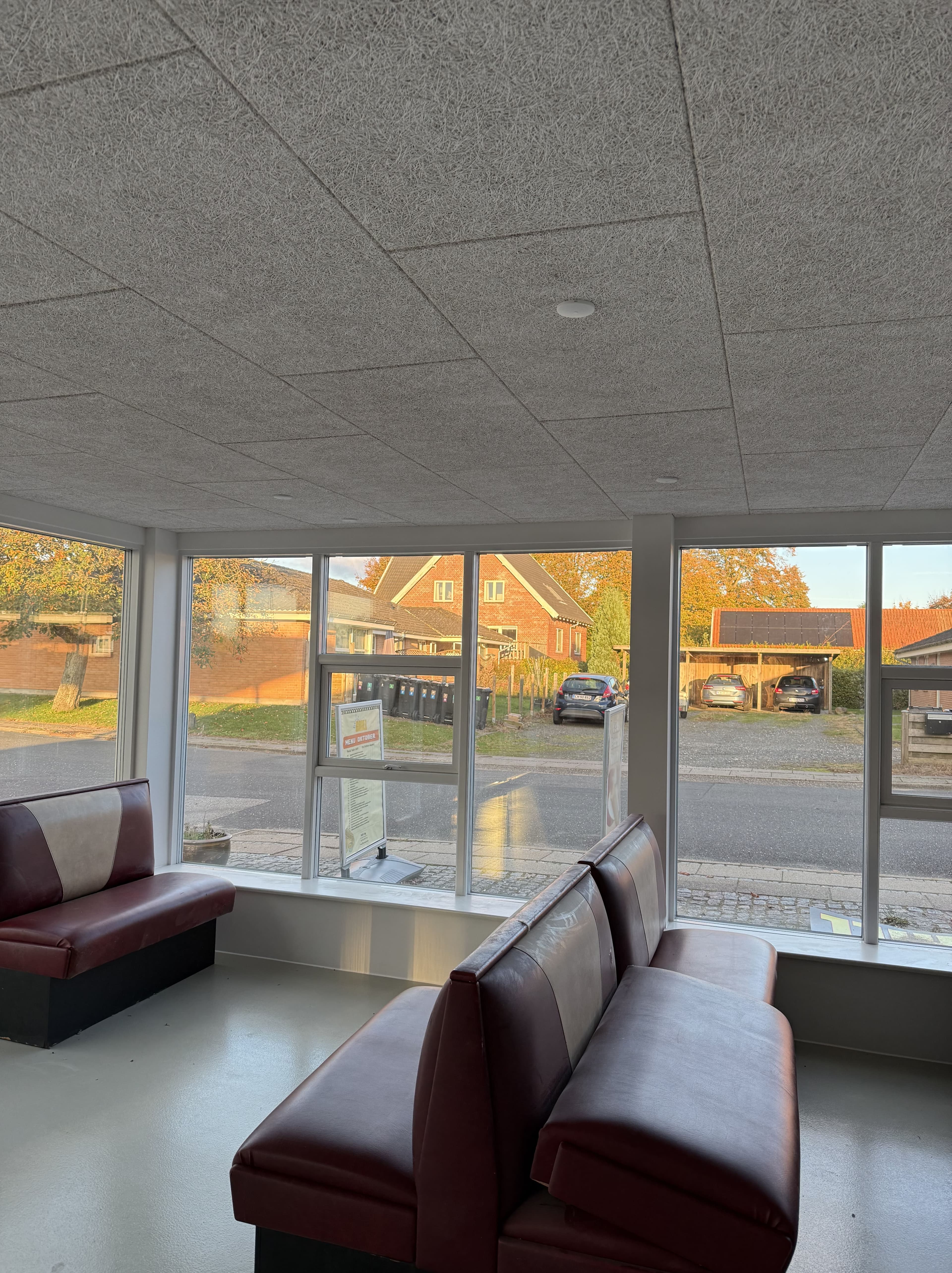 Serveringsdisk med udsyn til vinduer