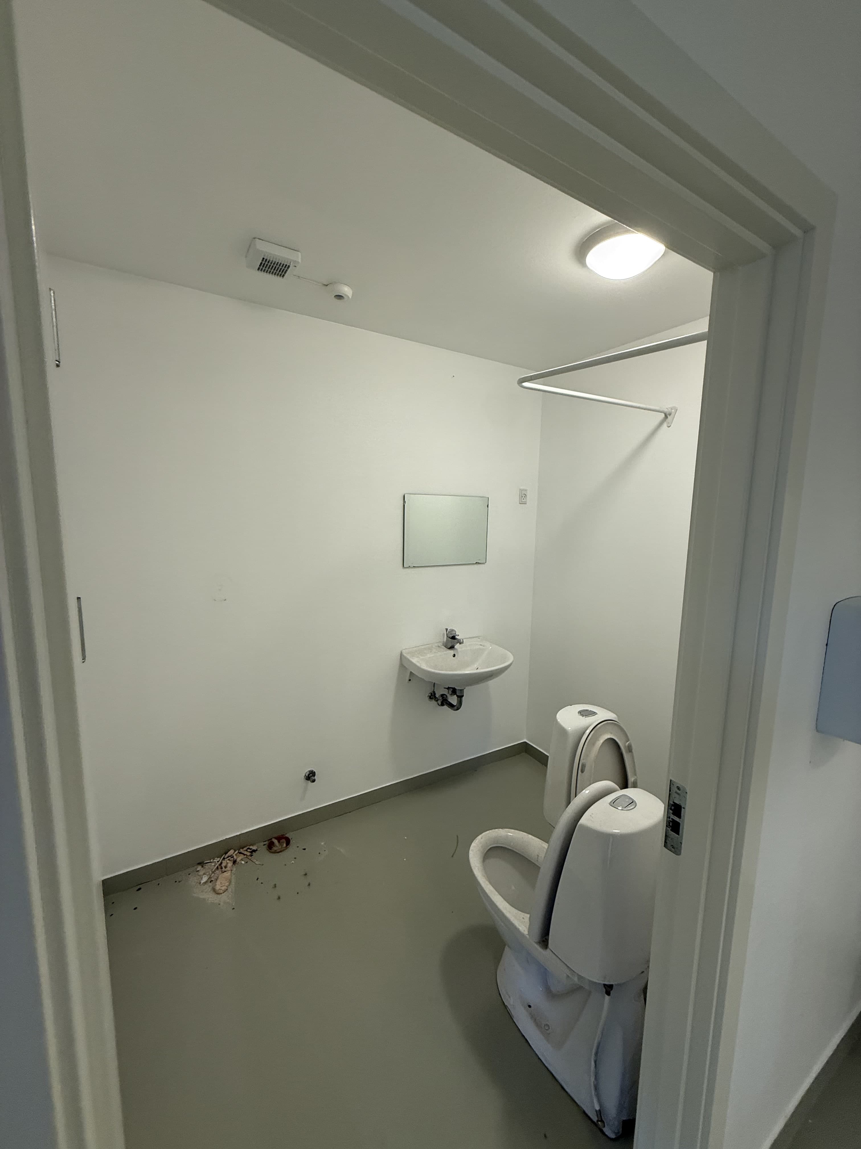 Handicaptoilet med moderne inventar